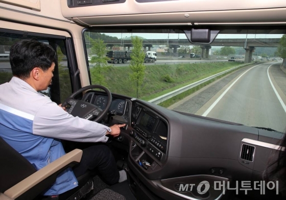 최동용씨(48)가 현대차의 대형 상용차 '엑시언트'를 운전하고 있다./사진제공=현대차