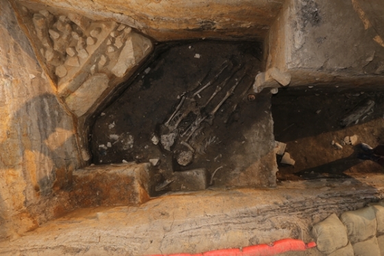 경주 월성에서 국내 최초로 인골매장 의례행위가 확인됐다. 지난해 12월 말 경주 월성 A지구 발굴조사 도중 성벽 기저부-체성부 경계에서 발견된 인골 2구. /사진=문화재청