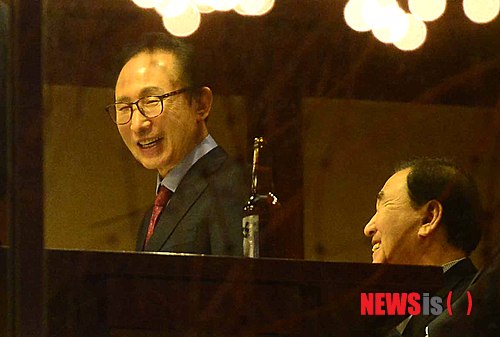 이명박 전 대통령이 2014년 12월 서울 신사동 한 식당에서 이재오 의원 등 측근들과 송년만찬을 하고 있다. 이날 메뉴는 미국산 쇠고기였다. /사진=뉴시스