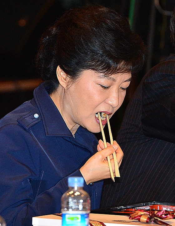 박근혜 전 대통령이 새누리당 대통령 후보 였던 2012년 10월 서울 영등포구 여의도동 중소기업중앙회에서 열린 '중소기업 타운홀미팅 및 정책간담회'에 참석, 점심 식사를 하고 있다./사진=뉴시스