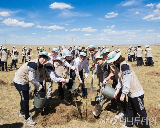 대한항공이 5월 15일부터 26일까지 몽골 사막화 지역에서 나무심기 봉사활동을 펼친다. 석태수 한진칼 대표(오른쪽 네번째)와 산다그오치르 바가노르구청장(오른쪽 다섯번째)이 나무를 심으며 기념 촬영을 하고 있다./사진=대한항공