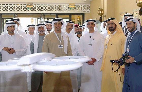 맨체스터시티의 구단주이자 아랍에미리트(UAE) 거부인 셰이크 만수르(앞줄 왼쪽에서 2번째)가 UAE 드론 포 굿(Drones for Good) 대회에서 드론(무인기) 시연을 지켜보고 있다/사진=UAE 드론포굿 집행위 <br>