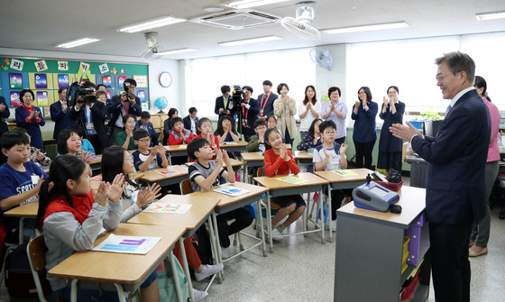 문재인 대통령이 지난 15일 오후 서울 양천구 은정초등학교에서 열린 '미세먼지 바로알기 방문교실'에 참석해 학생들의 질문에 답하고 있다. / 사진=뉴스1