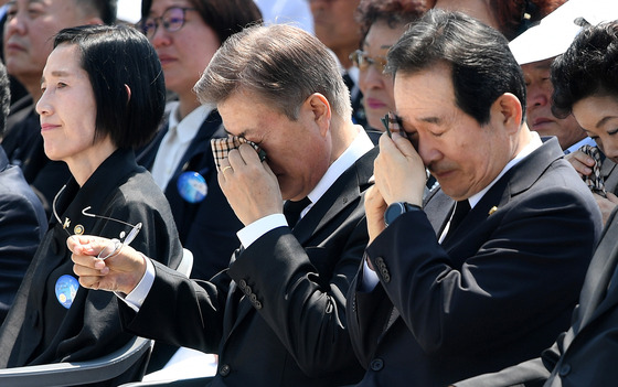 문재인 대통령과 정세균 국회의장이 18일 오전 37주년 5.18 민주화운동 기념식에서 유가족의 추모사를 듣던 중 눈물을 훔치고 있다./사진=뉴스1