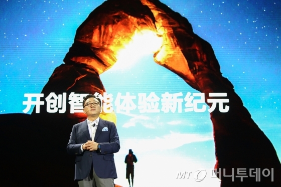 고동진 삼성전자 무선사업부 사장이 중국 베이징 외곽 구베이슈에이전에서 열린 제품 발표회에서 '갤럭시S8·S8+'를 소개하고 있다. /사진제공= 삼성전자