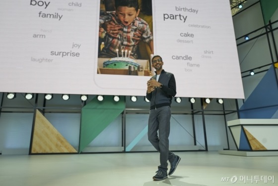 순다르 피차이 구글 CEO가 17일(현지시간) 미국 캘리포니아주 마운틴뷰 쇼어라인 엠피시어터에서 인공지능(AI)의 강화된 기능에 대해 소개하고 있다. /사진제공=구글