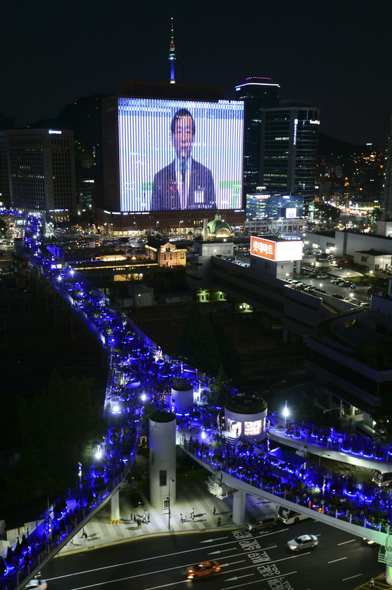 20일 밤 국내 최초의 고가 보행로인 서울로 7017가 야경을 밝히고 있다. 서울로 7017은<br>
서울시가 1970년 준공한 서울역 고가도로를 보행 전용 도로로 새롭게 단장한 것이다. /사진=뉴스1