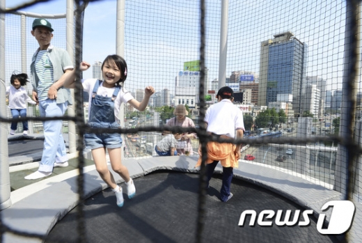 20일 오전 국내 최초의 공중보행로로 재거듭난 '서울로 7017'에서 어린이들이 트램펄린을 즐기고 있다. /사진제공=뉴스1