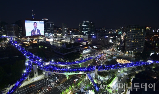  20일 밤 국내 최초의 공중보행로로 재거듭난 서울로 7017가 야경을 밝히고 있다. /사진=뉴스1