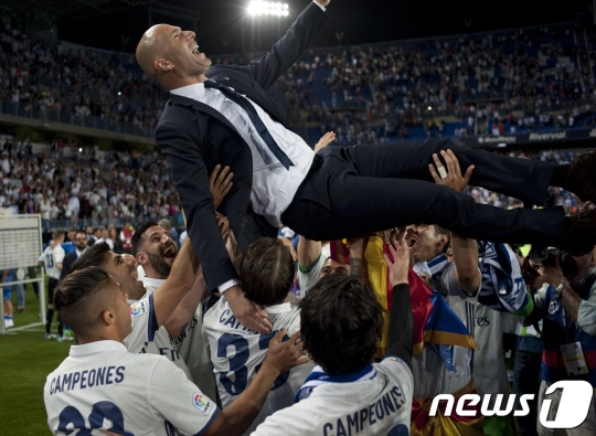 레알 마드리드가 22일(한국시간) 2016-17 스페인 프리메라리라 리그 우승을 차지했다. 사진은 지네딘 지단 레알 감독이 축하받는 모습. /AFPBBNews=뉴스1