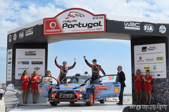 지난 18일부터 21일까지에서 나흘간 포르투갈 포르토에서 열린 ‘2017 월드랠리챔피언십(WRC)’ 6차 대회에서 2위를 차지한 현대모터스포츠 월드랠리팀의 티에리 누빌(왼쪽)과 다니 소르도가 환호를 하고 있다./사진제공=현대차