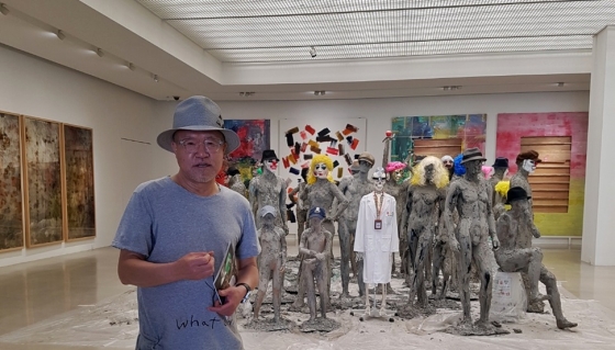 작가 '씨 킴'으로 활동하는 김창일 아라리오 회장은 23일부터 10월 15일까지 아라리오갤러리 천안에서 9번째 개인전 '논-논다놀아'를 개최한다. /사진=박다해 기자