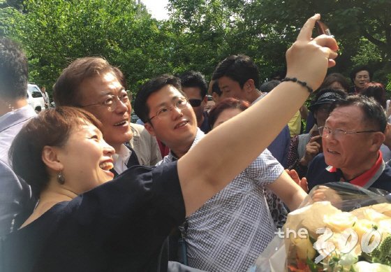 21일 경남 양산 사저에 도착한 문재인 대통령이 시민 지지자들과 사진을 찍고 있다./청와대 제공