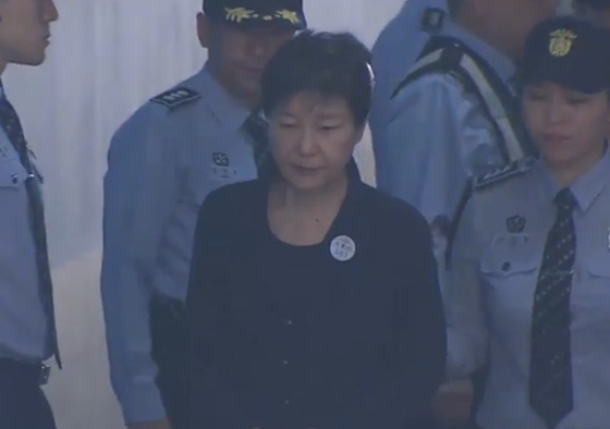 23일 박근혜 전 대통령이 첫 정식 재판을 위해 법원에 출석하고 있다./사진=SBS방송화면 캡처