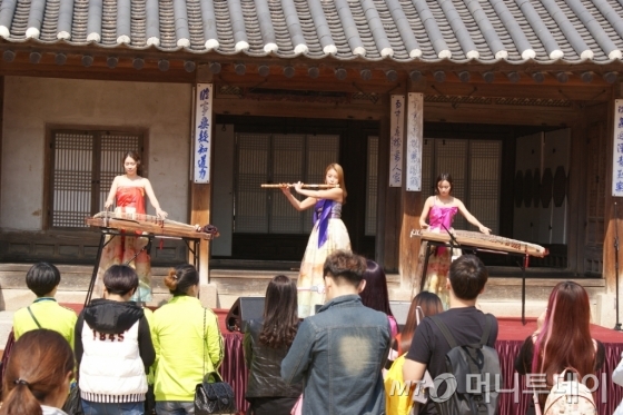 지난해 단체로 방한한 중국 아오란그룹이 창덕궁에서 국악 공연을 즐기는 모습 /사진제공=한국관광공사