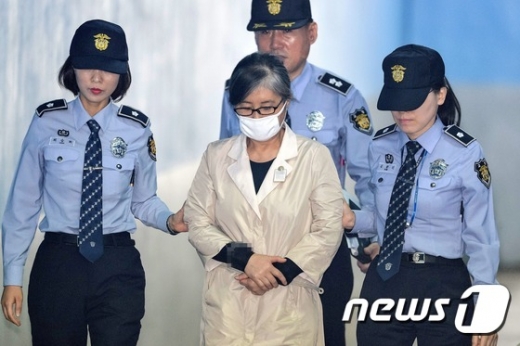 [사진]박근혜 첫 재판에 출석하는 최순실
