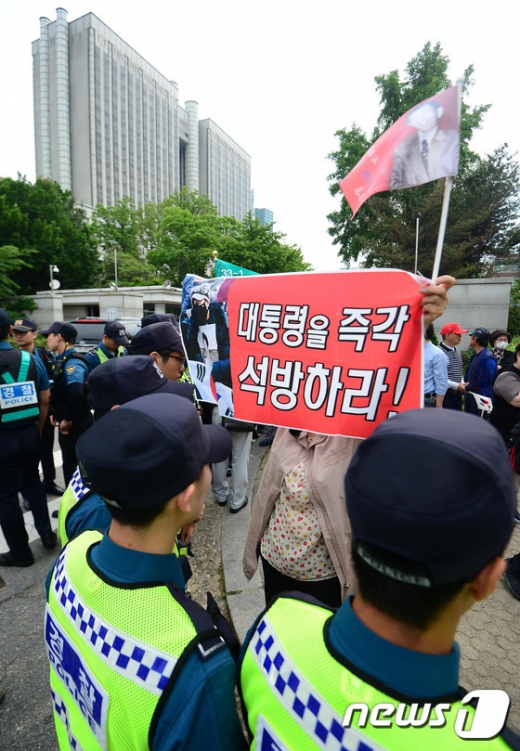 [사진]법원 앞에서 박근혜 석방 요구하는 지지자