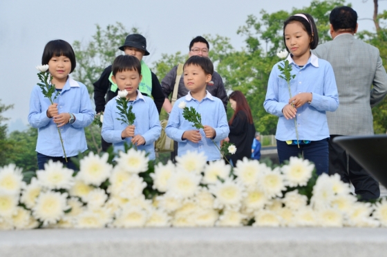 노무현 전 대통령 묘역을 찾은 어린이들이 헌화를 하기 위해 국화꽃을 들고 있다. /사진=뉴스1