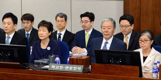 박근혜 전 대통령과 최순실씨가 첫 공판에 출석한 모습. /사진공동취재단