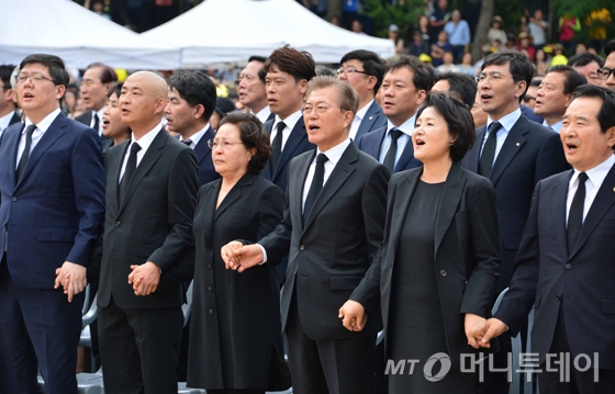 [사진]'임을 위한 행진곡' 제창하는 문재인 대통령