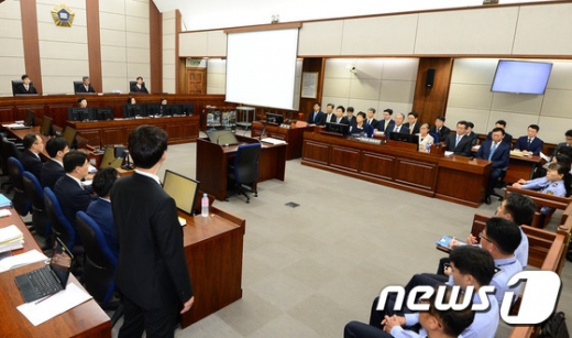 박근혜 전 대통령과 최순실씨가 재판부의 왼쪽에 있는 피고인석에 앉아있다.  2017.5.23/뉴스1 © News1 사진공동취재단