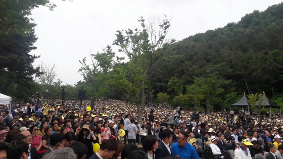 23일 경남 김해 봉하마을에서 진행된 노무현 전 대통령 추도식에 참석한 추모객들의 모습. /사진=이건희 기자