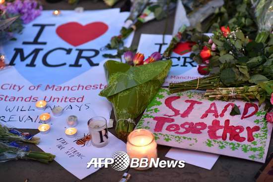 22일(현지시간) 밤 영국 맨체스터 경기장에서 발생한 자살폭탄테러로 22명이 사망하고 59명이 목숨을 잃었다. 이에 영국전역에서는 추모 물결이 일고 있다./사진=AFP