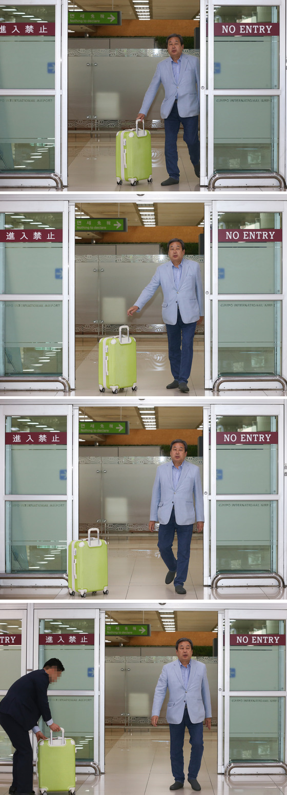  지난 17일 일본으로 출국했던 김무성 바른정당 의원이 23일 서울 김포공항을 통해 입국하며 짐가방을 수행원에게 밀어보내고 있다. 가방을 받은 수행원은 "김 의원은 무뚝뚝해 보이지만 평소 자상한 편" 이라고 말했다 /사진=뉴스1