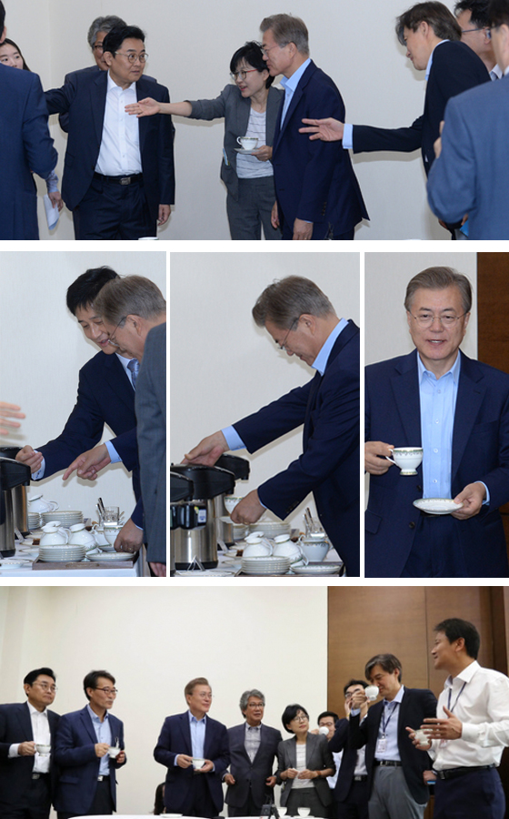 문재인 대통령이 25일 오전 수석보좌관회의가 열린 청와대 여민관 소회의실에서 커피를 직접 따르고 있다. /사진=뉴시스·뉴스1