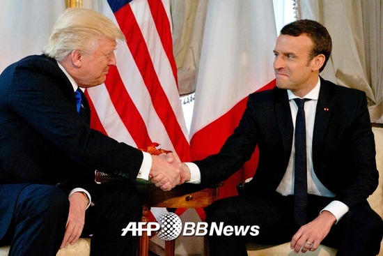 도널드 트럼프 미국 대통령과 에마뉘엘 마크롱 프랑스 대통령이 25일(현지시간) 브뤼셀의 미국대사관에서 처음으로 만나 악수를 하고 있다./사진=AFP