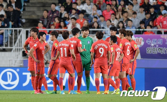 선제골을 허용한 뒤 한국 선수들이 이야기를 나누고 있다. /사진=뉴스1<br>
<br>
