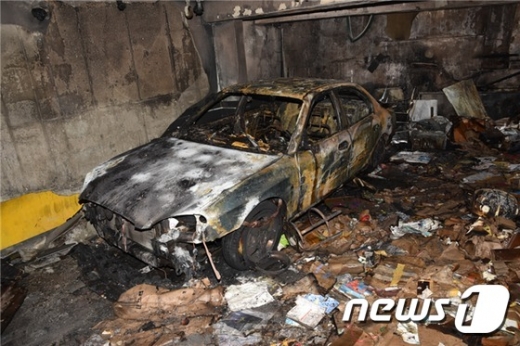 28일 오후 서울 종로구의 한 다세대주택 지상 주차장에서 불이나 주차 중이던 차량이 전소됐다(종로소방서 제공)© News1
