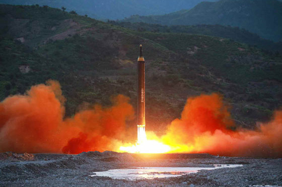 사진은 북한의 지대지 중장거리 전략탄도로켓(IRBM)인 '화성-12형'의 시험발사 장면/사진=뉴스1