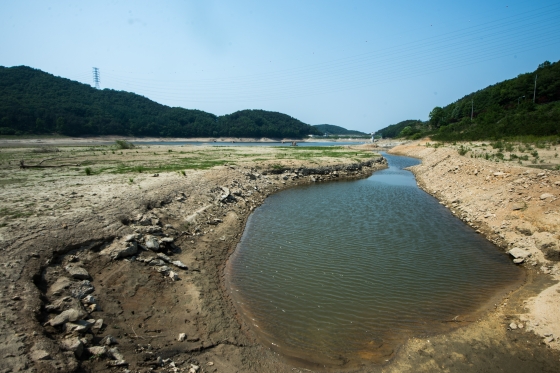 28일 오후 경기도 안성에 위치한 마둔저수지가 극심한 가뭄으로 바닥을 드러내고 있다. 28일/사진=뉴스1 