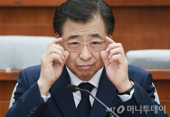[사진]안경 고쳐쓰는 서훈 국정원장 후보자