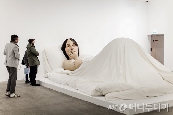 까르띠에재단의 대표 소장품, 호주 출신 작가 론 뮤익의 '침대에서'/ 사진=Thomas Salva / Lumento