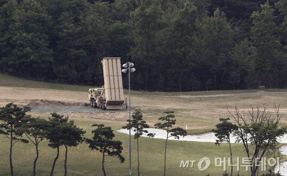  사드(고고도미사일방어체계·THAAD)발사대 2기외에 4기의 발사대가 한국에 비공개로 추가 반입 됐다. 30일 오후 경북 성주 골프장에 기존에 설치된 사드 발사대가 하늘을 향하고 있다.2017.5.30/뉴스1  