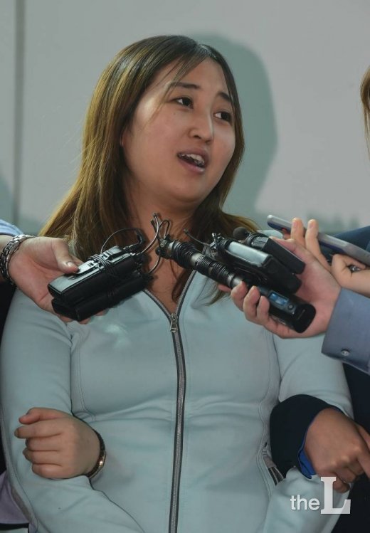 전날 인천공항에 도착해 기자들의 질문에 답하고 있는 정유라씨 모습/사진=공동취재단