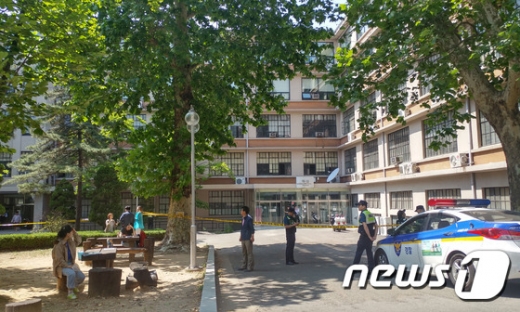 1일 오후 이화여대 학관 건물 옥상의 물탱크가 파열돼 출입이 통제되고 있다.© News1