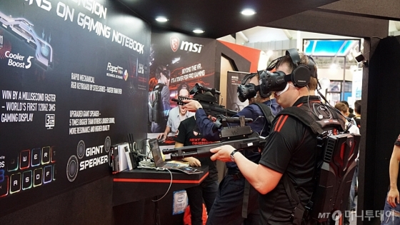 지난달 31일 대만 타이베이에서 진행된 아시아 최대 ICT(정보통신기술) 박람회 '컴퓨텍스 2017'에서 관람객들이 VR(가상현실) 게임을 체험하고 있다./ 사진=이해인 기자