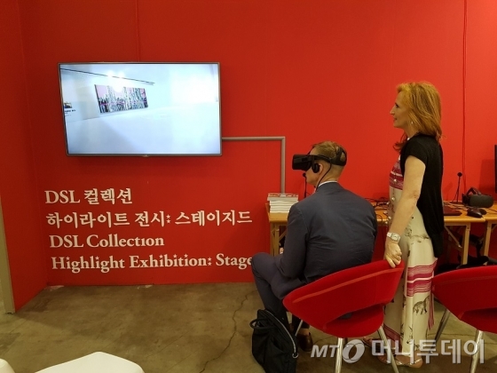 한 관람객이 VR고글을 직접 쓰고 DSL컬렉션의 VR미술관을 관람하고 있다. /사진=박다해 기자