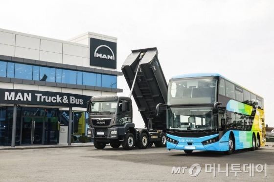 만트럭버스코리아가 9일 경기도 평택시 포송읍에서 'PDI센터' 개소식을 가졌다. PDI센터 앞에 'MAN 라이온스' 2층버스와 'MAN New TGS 500' 덤프가 서 있다./사진=만트럭버스코리아