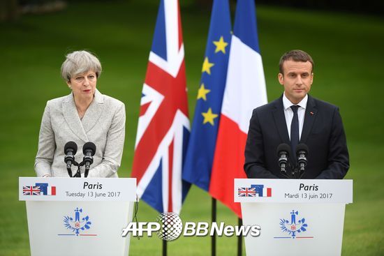 테리사 메이 영국 총리(왼쪽)와 에마뉘엘 마크롱 프랑스 대통령이 13일(현지시간) 프랑스 파리의 엘리제궁에서 정상회담을 마친 뒤 공동 기자회견을 하고 있다./AFPBBNews=뉴스1
