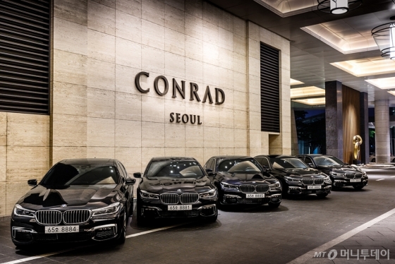 BMW 그룹 코리아가 서울 여의도에 있는 콘래드 서울호텔에 '뉴 7시리즈' 5대를 리무진 서비스용 차량으로 공급한다./사진제공=BMW 코리아 