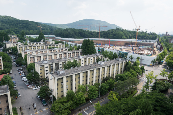 서울 강남구 개포주공 4단지 모습(왼쪽)과 재개발이 진행중인 3단지 모습./사진=뉴스1