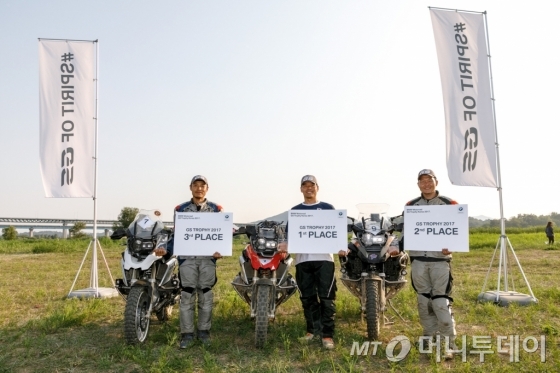  GS  트로피 2018 한국대표 선수들이 자신의 모터사이클 옆에 서있다. 왼쪽부터 김선호(3위), 권혁용(1위), 최동훈(2위). /사진제공=BWM그룹 코리아 