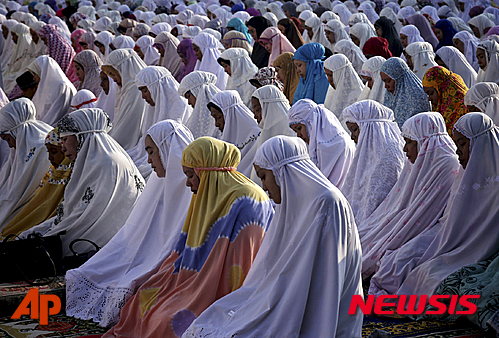 인도네시아 반다아체의 한 이슬람사원에서 여성 신도들이 기도를 올리는 모습./반다아체=AP/뉴시스