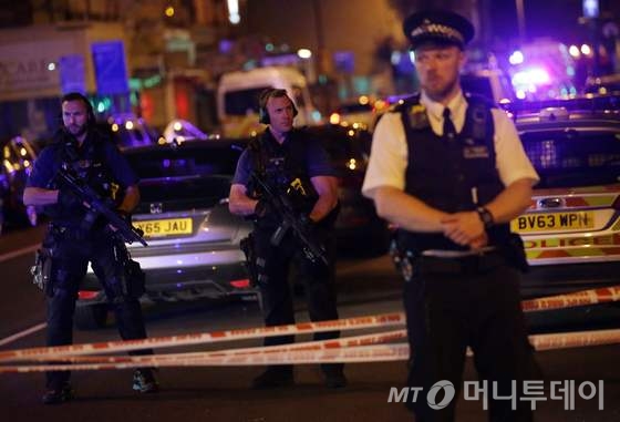 19일(현지시간)  영국 런던 북부 핀즈버리 파크 인근 인도에서 테러로 의심되는 차량 1대가 돌진해 수명이 다친 현장에 경찰이 경비를 하고 있다./AFP=뉴스1