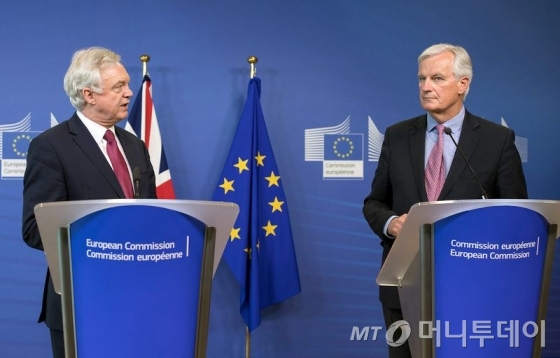 데이비드 데이비스 영국 브렉시트부 장관(왼쪽)과 미셀 바르니에 EU협상 수석대표가 19일(현지시간) 브뤼셀에서 브렉시트 협상 시작에 앞서 기자회견을 갖고 있다. /AFPBBNews=뉴스1