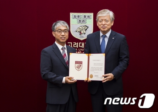 최영호 엑세스바이오 대표(왼쪽)와염재호 고려대학교 총장(고려대 제공)© News1